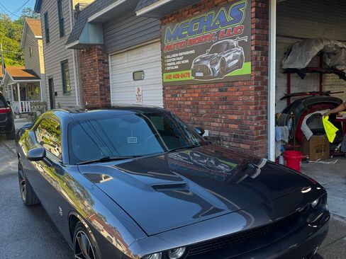 Used 2018 Dodge Challenger R/T Scat Pack w/ Leather Interior Group RWD image 2