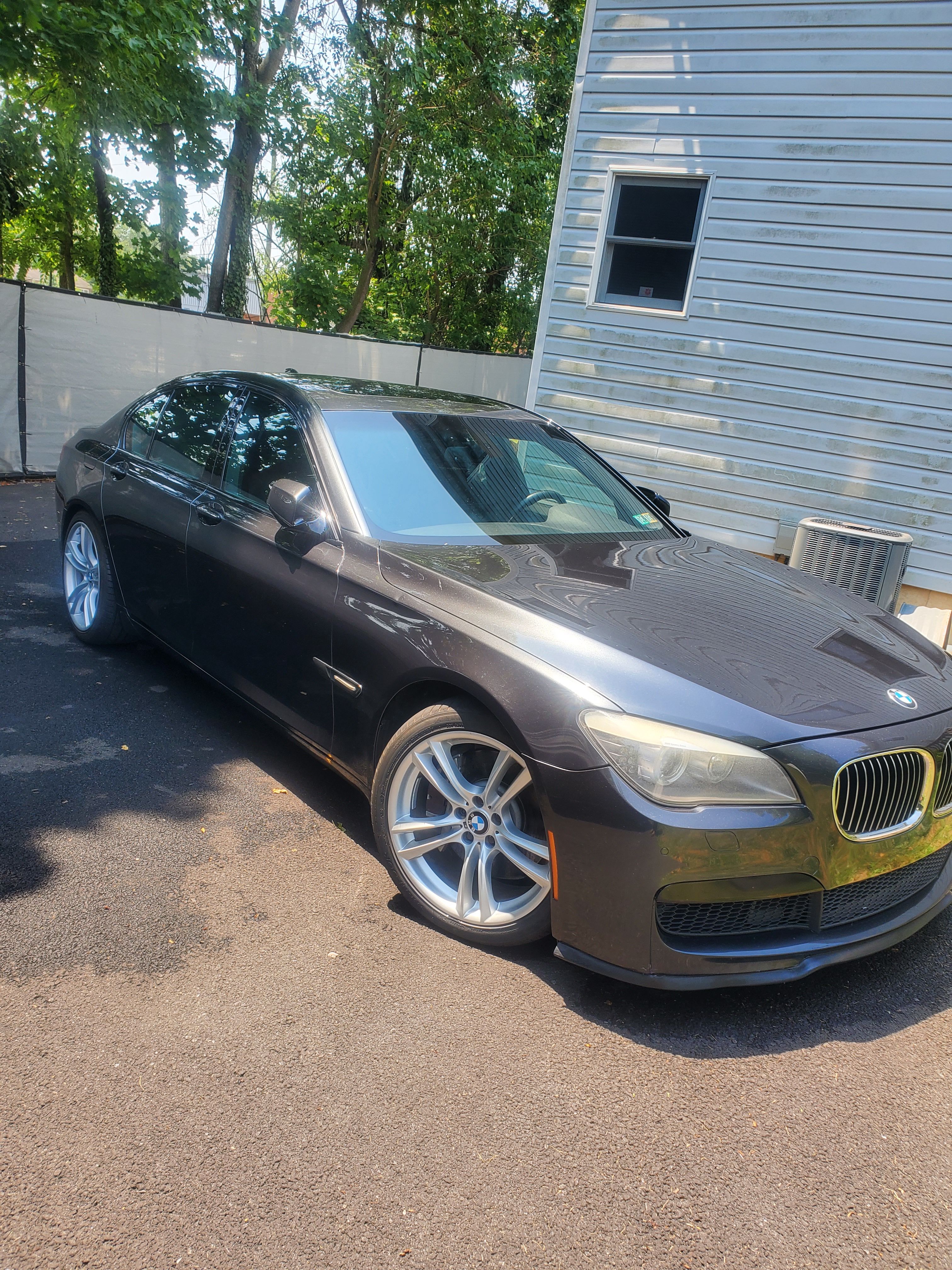 Used 2011 BMW 750i RWD image 1