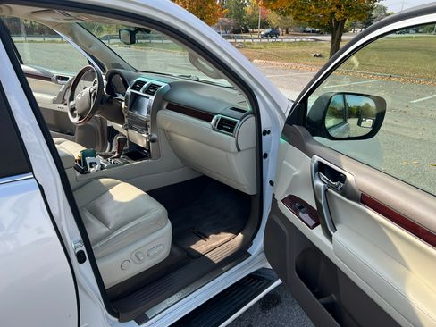 Used 2010 Lexus GX 460 image 17