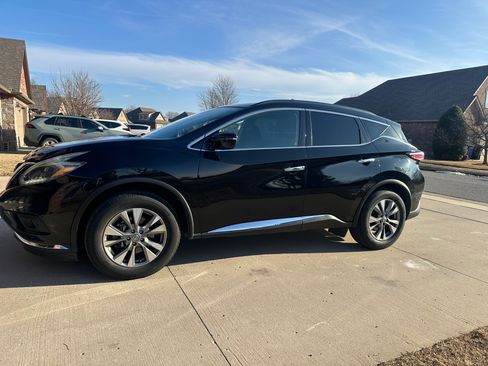 Used 2018 Nissan Murano SV image 2
