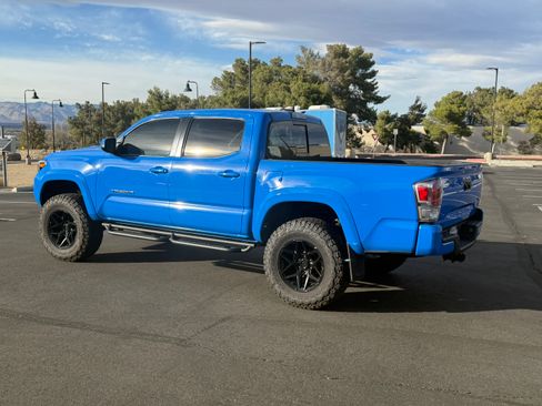 Used 2021 Toyota Tacoma TRD Sport w/ TRD Premium Sport Package image 4