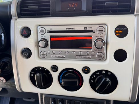 Used 2014 Toyota FJ Cruiser 4WD w/ Upgrade Package image 14