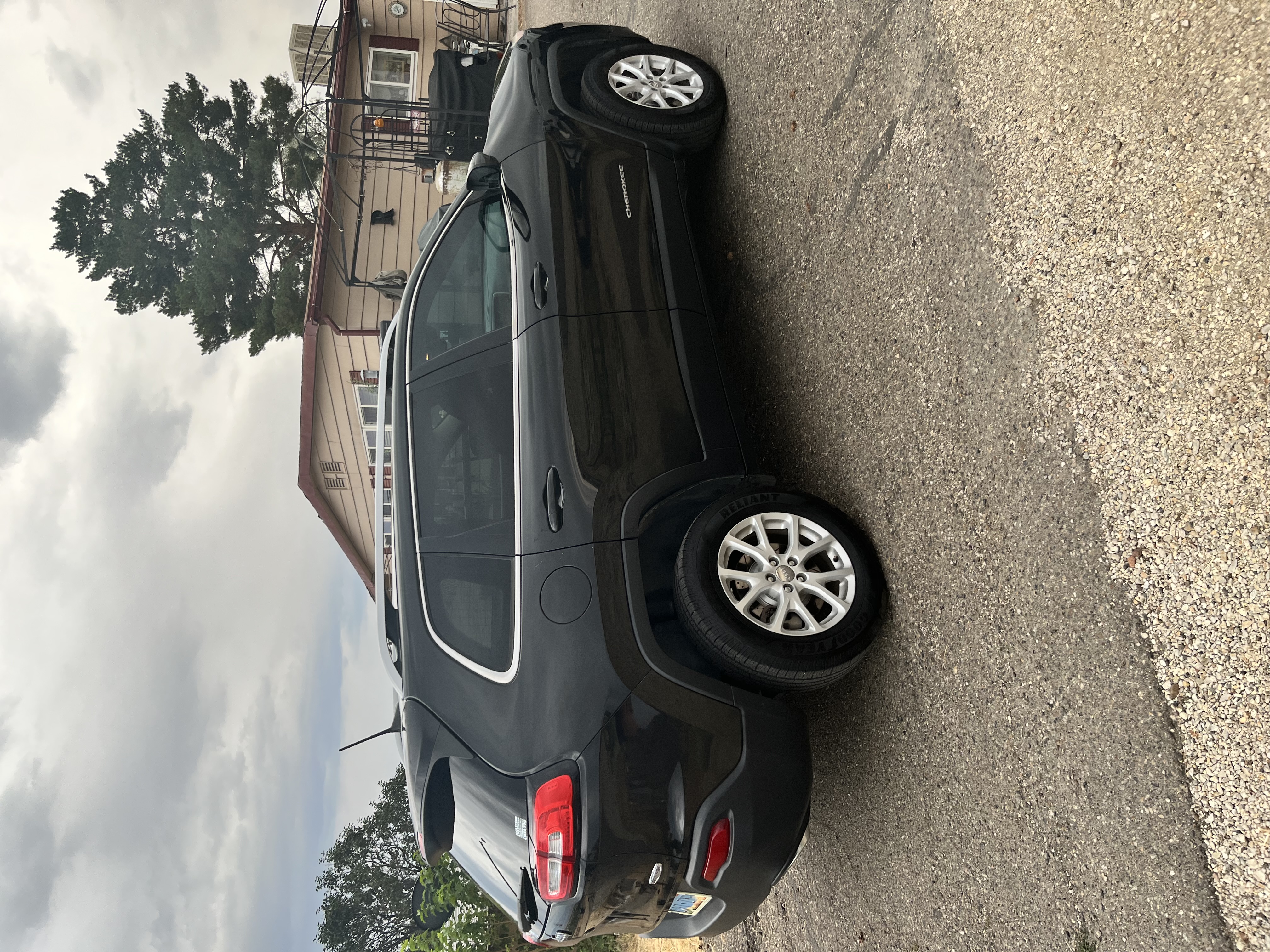 Used 2016 Jeep Cherokee Latitude w/ Cold Weather Group AWD/4WD image 5