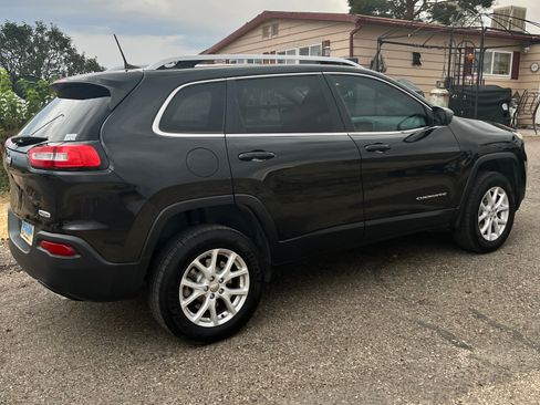 Used 2016 Jeep Cherokee Latitude w/ Cold Weather Group AWD/4WD image 5