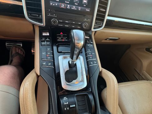 Used 2017 Porsche Cayenne S image 5