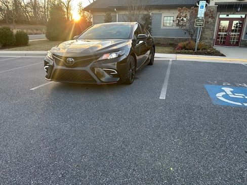 Used 2018 Toyota Camry SE image 5