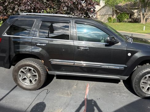 Used 2010 Jeep Grand Cherokee Limited w/ Trailer Tow Group IV AWD/4WD image 2