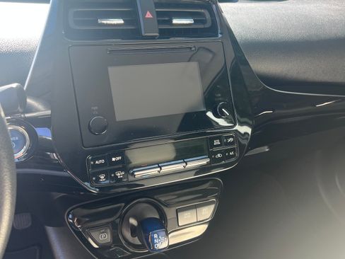 Used 2019 Toyota Prius L Eco w/ Carpet Mat Package image 14