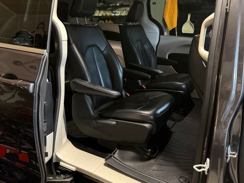 Used 2022 Chrysler Pacifica Touring-L image 6