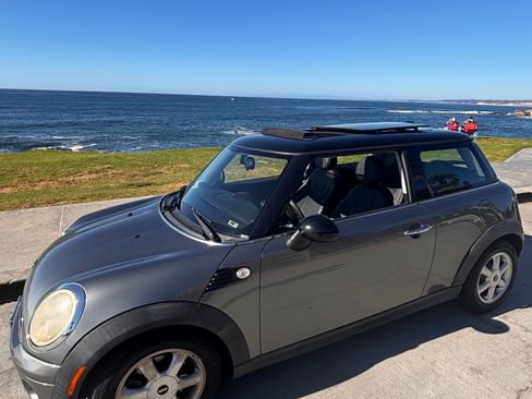 Used 2010 MINI Cooper Hardtop image 2