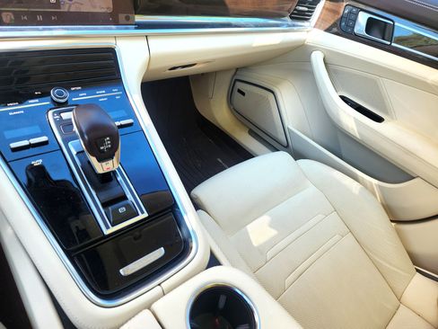 Used 2023 Porsche Panamera image 1