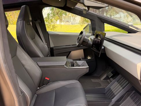 Used 2024 Tesla Cybertruck AWD Crew Cab image 23