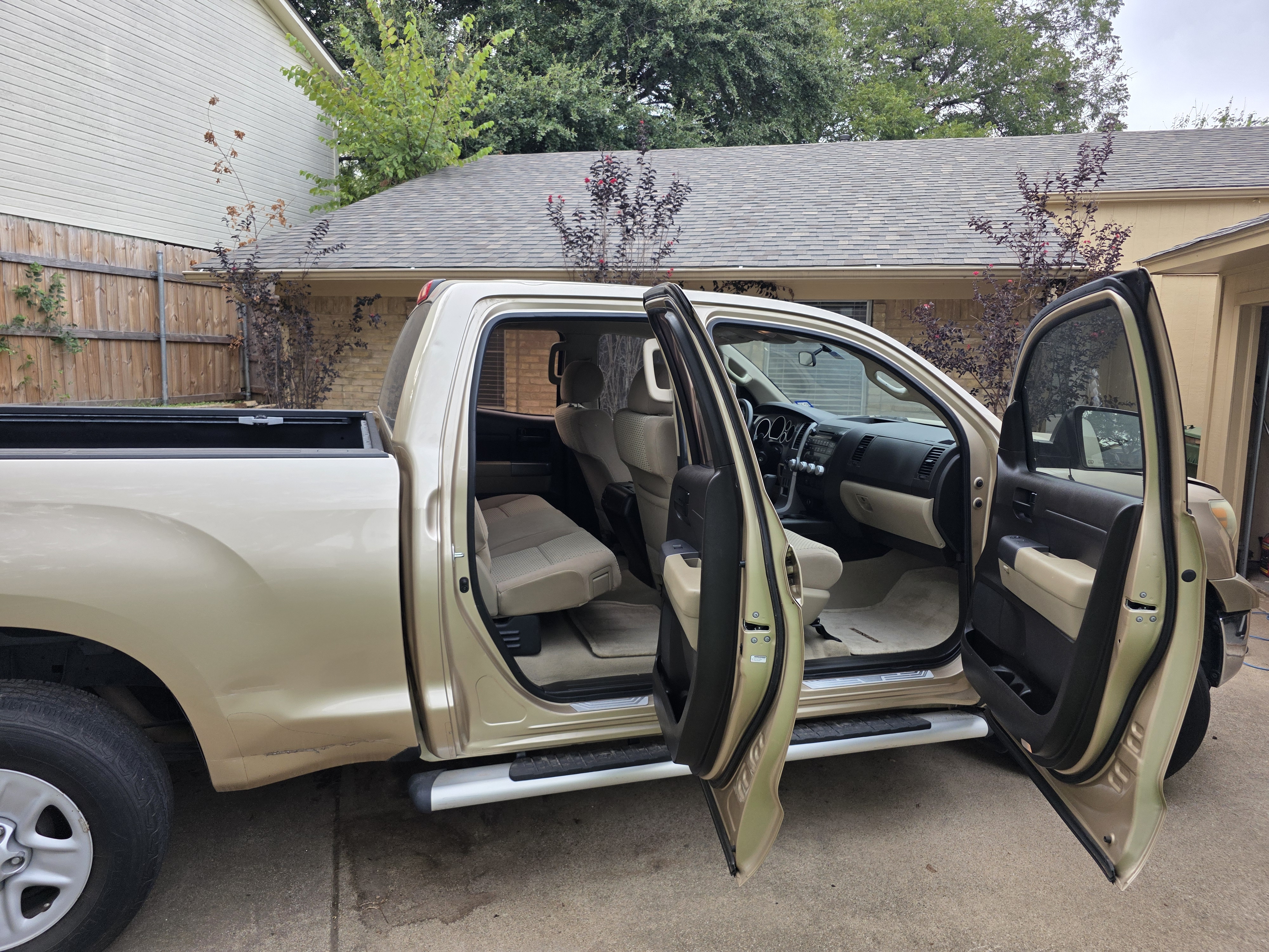 Used 2010 Toyota Tundra 4x4 Double Cab image 2