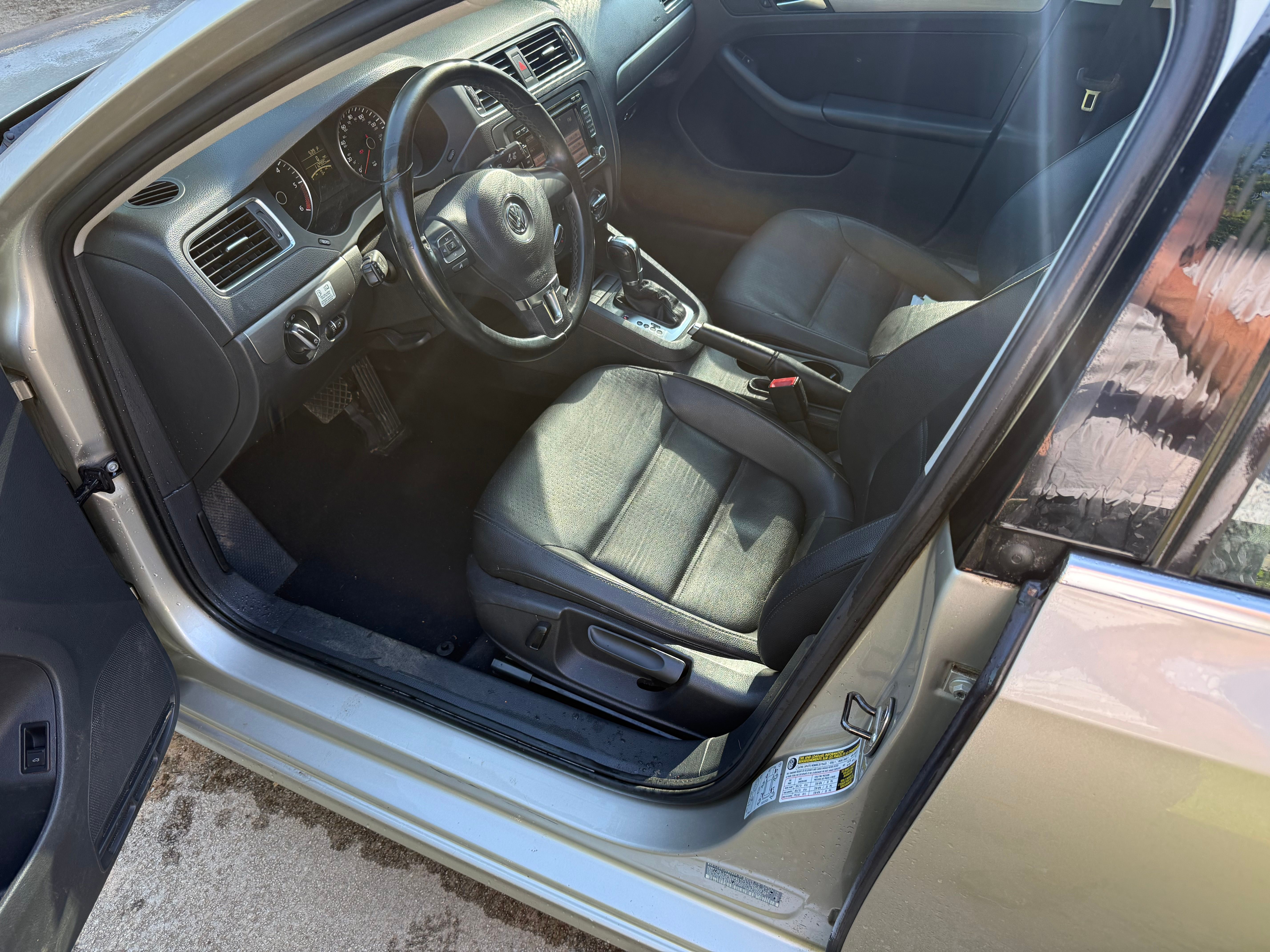 Used 2013 Volkswagen Jetta TDI FWD image 2