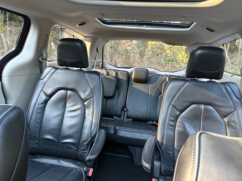 Used 2018 Chrysler Pacifica Limited image 5