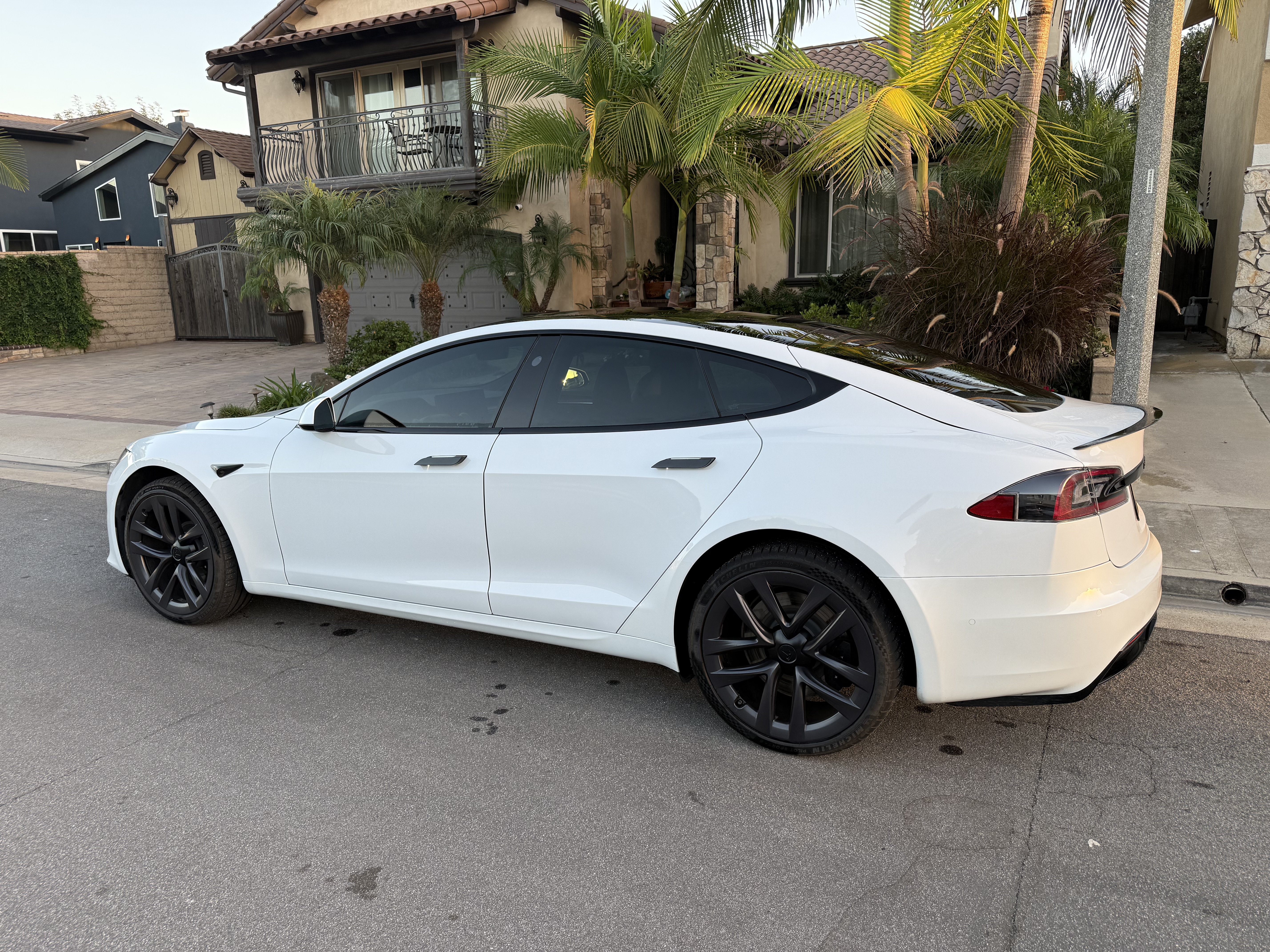 Used 2022 Tesla Model S Standard Range AWD/4WD image 1