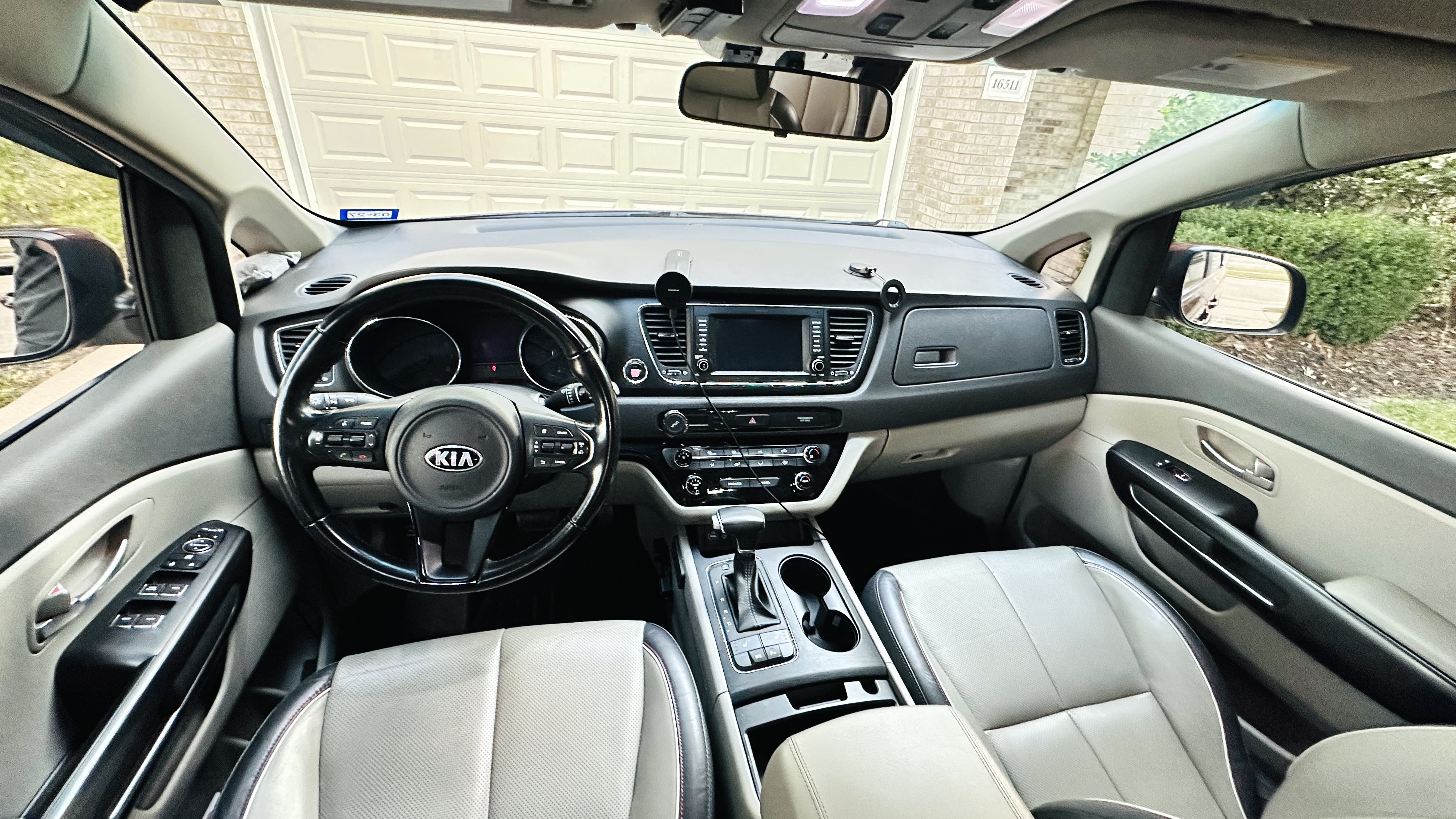 Used 2017 Kia Sedona LX w/ LX Essentials Premium Package FWD image 11