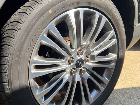 Used 2018 Lincoln MKX Reserve w/ Driver Assistance Package image 19