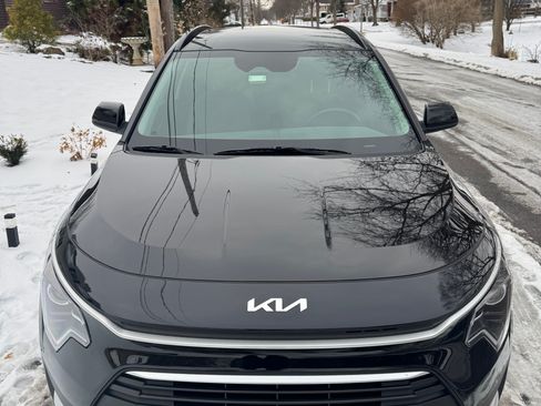 Used 2023 Kia Niro EX image 4