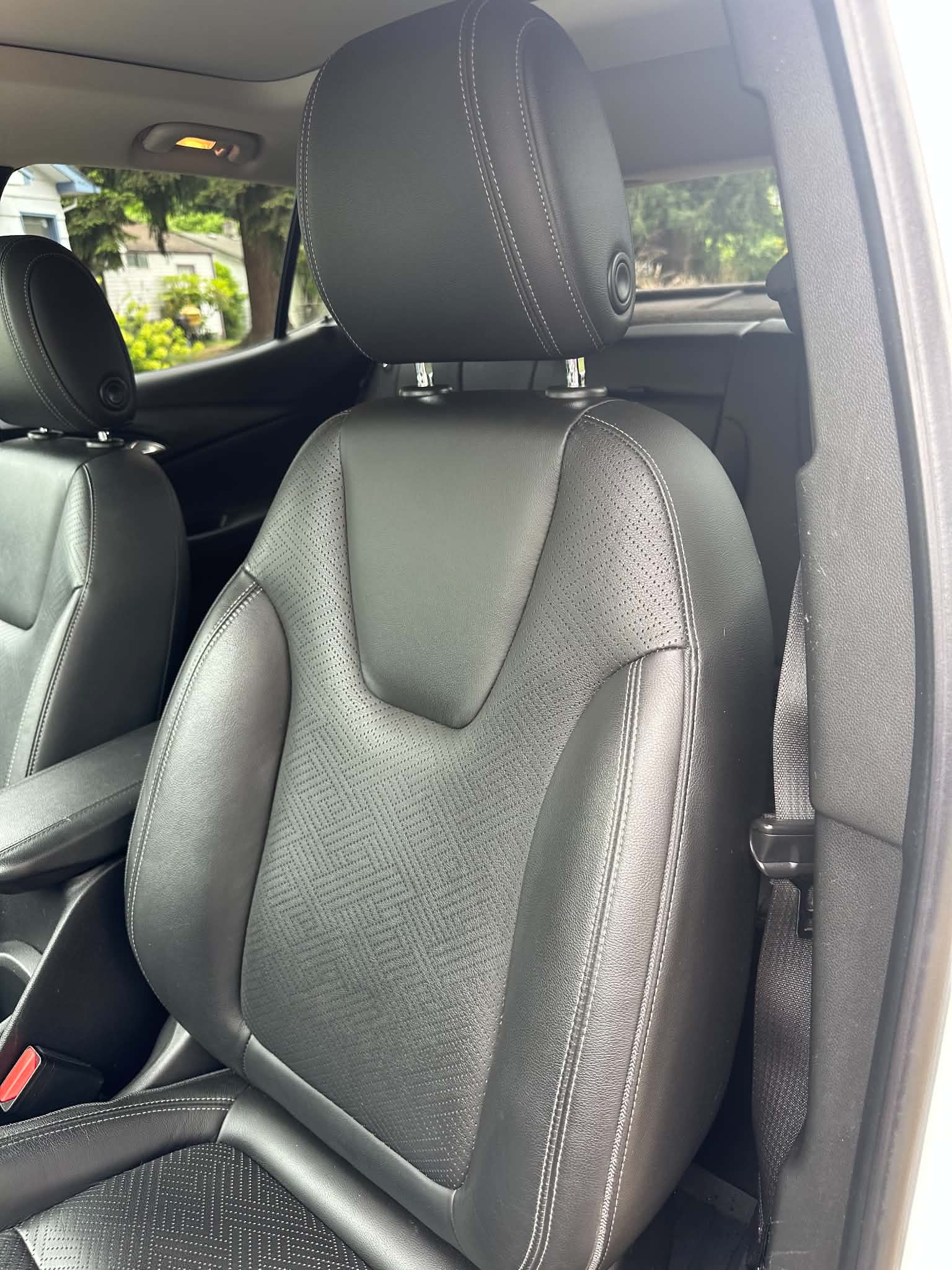 Used 2021 Buick Encore GX Essence w/ Experience Buick Package FWD image 18