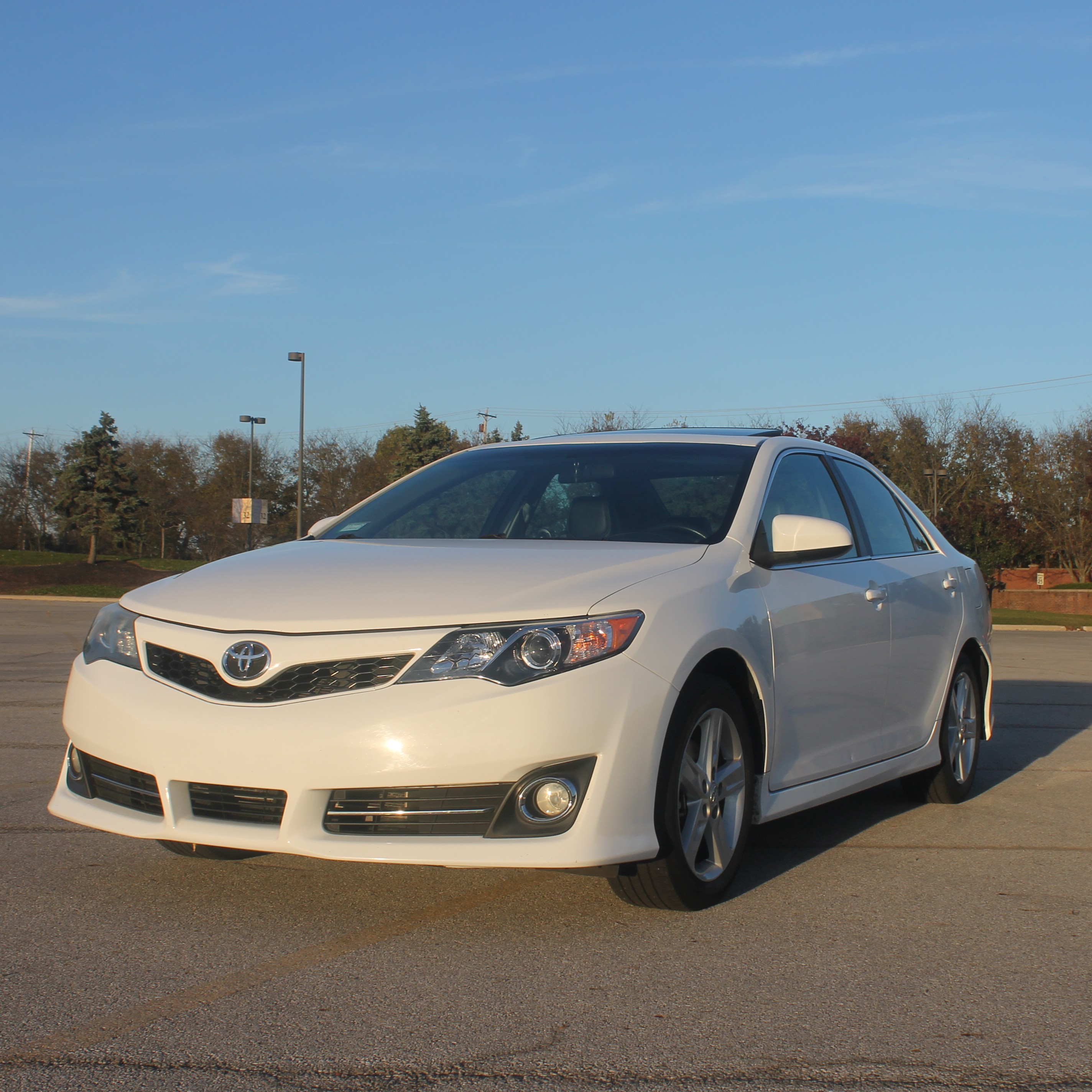Used 2012 Toyota Camry SE FWD image 1
