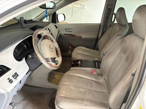 Used 2011 Toyota Sienna XLE w/ Entertainment Pkg FWD image 9