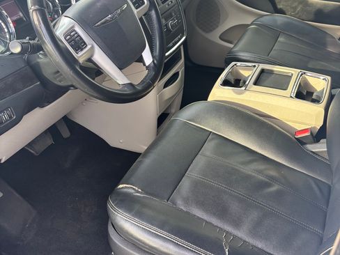 Used 2016 Chrysler Town & Country Touring image 6