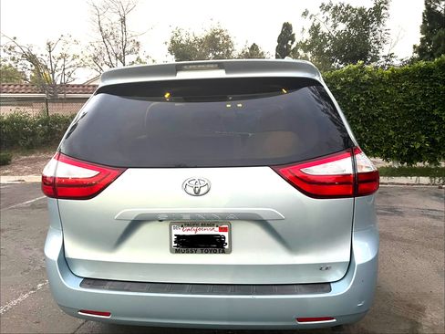 Used 2015 Toyota Sienna LE FWD image 4
