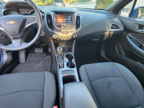 Used 2017 Chevrolet Cruze LT w/ Convenience Package FWD image 11