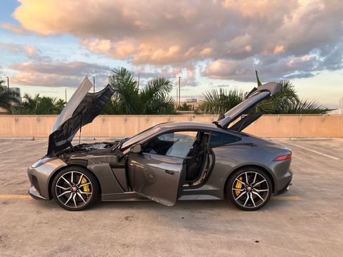 Used 2017 Jaguar F-TYPE SVR image 22