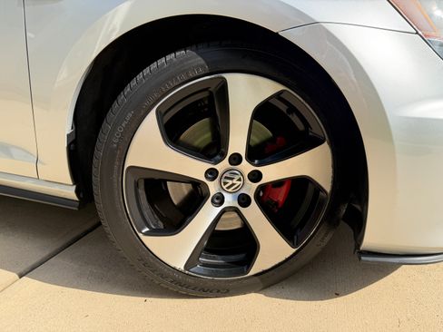 Used 2015 Volkswagen Golf 4-Door FWD image 18