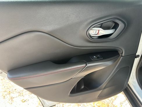 Used 2015 Jeep Cherokee Trailhawk w/ Comfort/Convenience Group AWD/4WD image 23