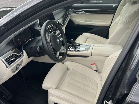 Used 2021 BMW 750i xDrive w/ Executive Package image 9