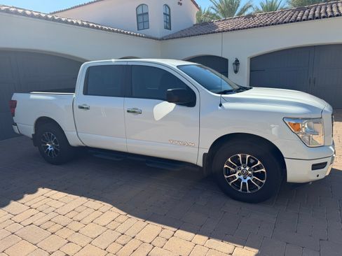 Used 2021 Nissan Titan SV w/ SV Convenience Package RWD image 2