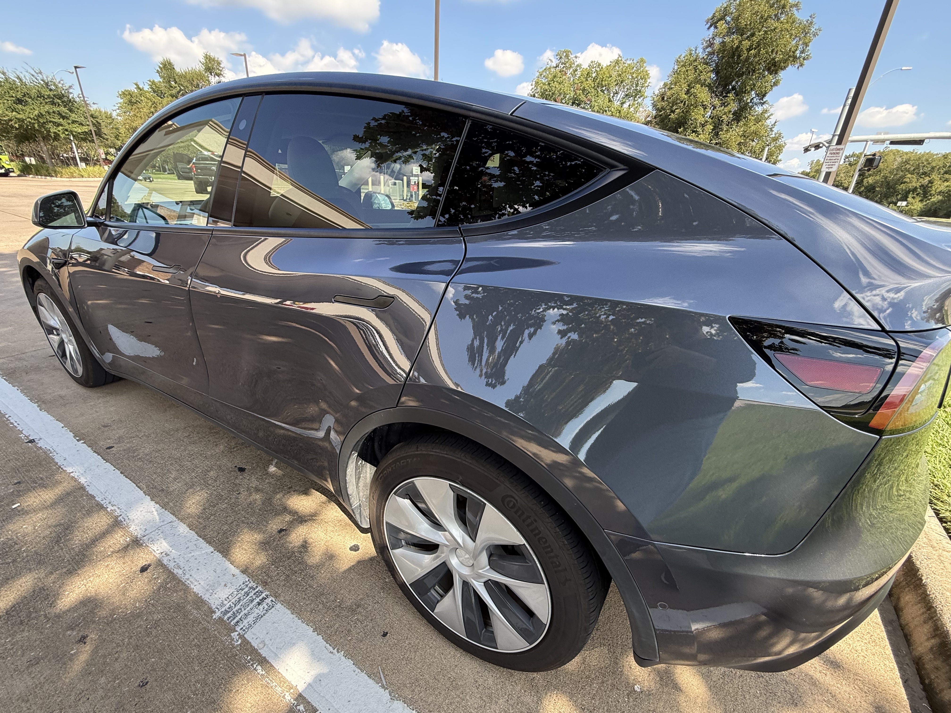 Used 2022 Tesla Model Y Long Range AWD/4WD image 24