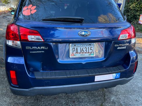 Used 2011 Subaru Outback 2.5i Limited w/ PWR Moonroof Pkg image 4