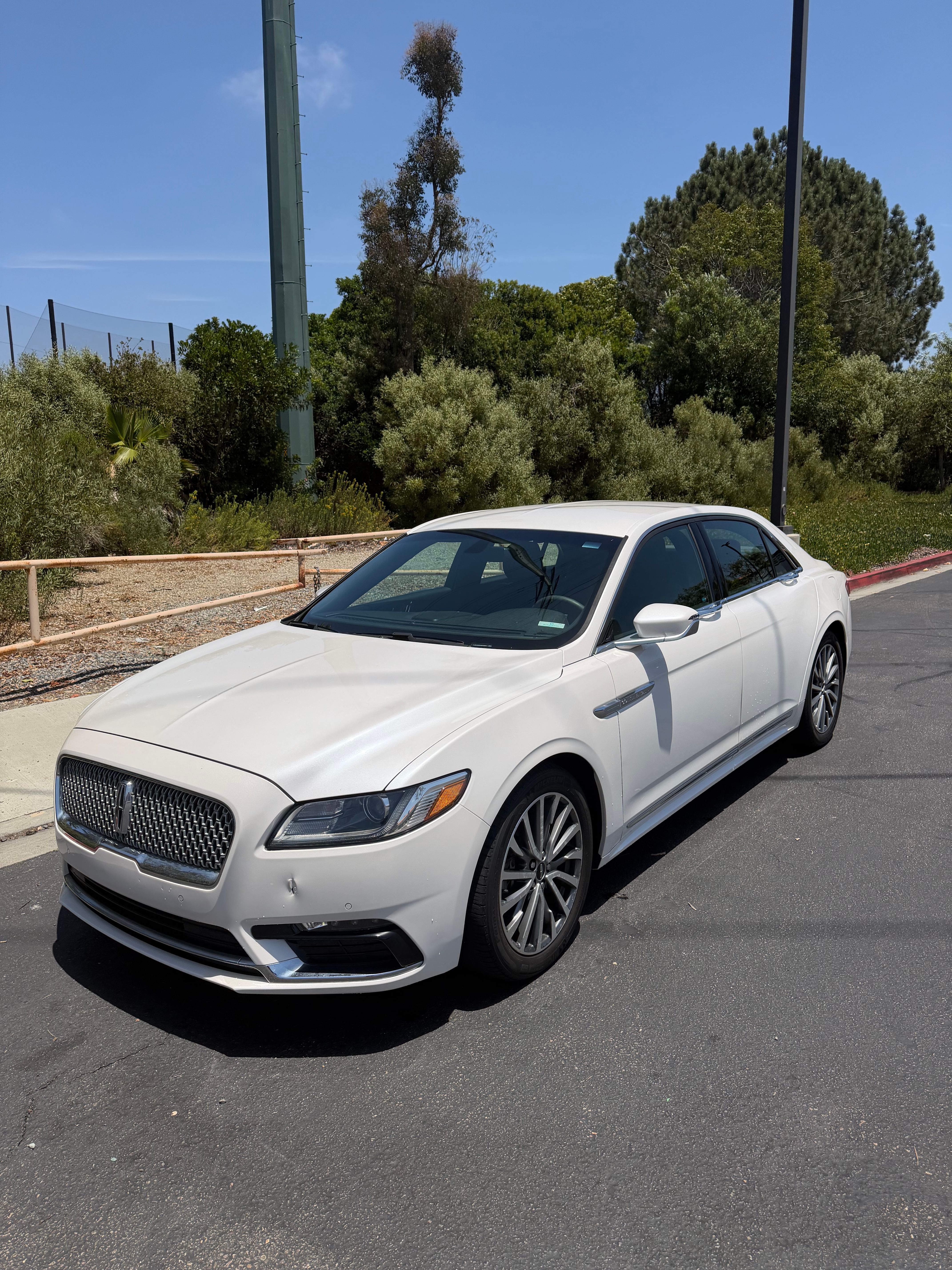Used 2017 Lincoln Continental Select FWD image 1