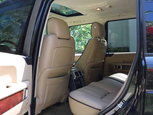 Used 2011 Land Rover Range Rover HSE image 16