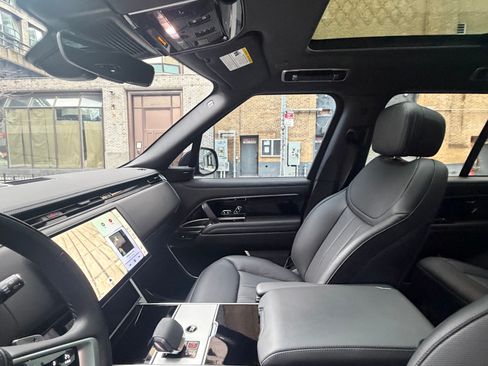 Used 2025 Land Rover Range Rover SE image 10