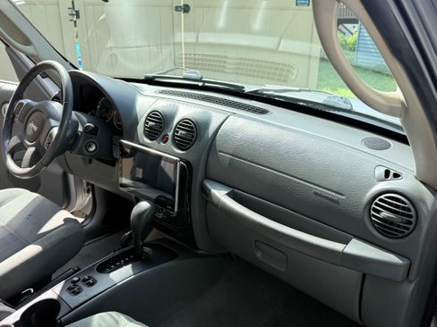 Used 2005 Jeep Liberty Limited AWD/4WD image 26