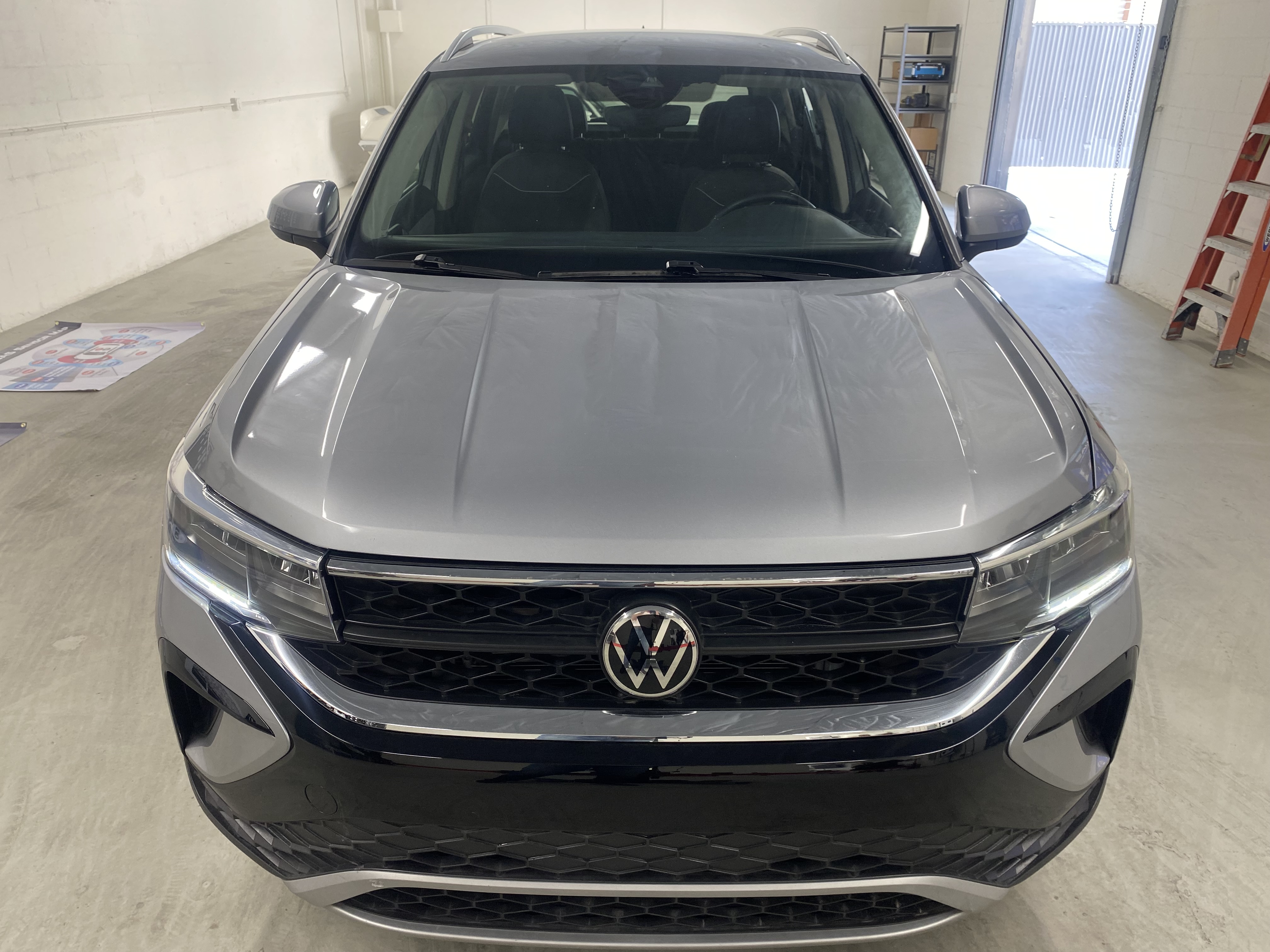 Used 2023 Volkswagen Taos SE FWD image 2