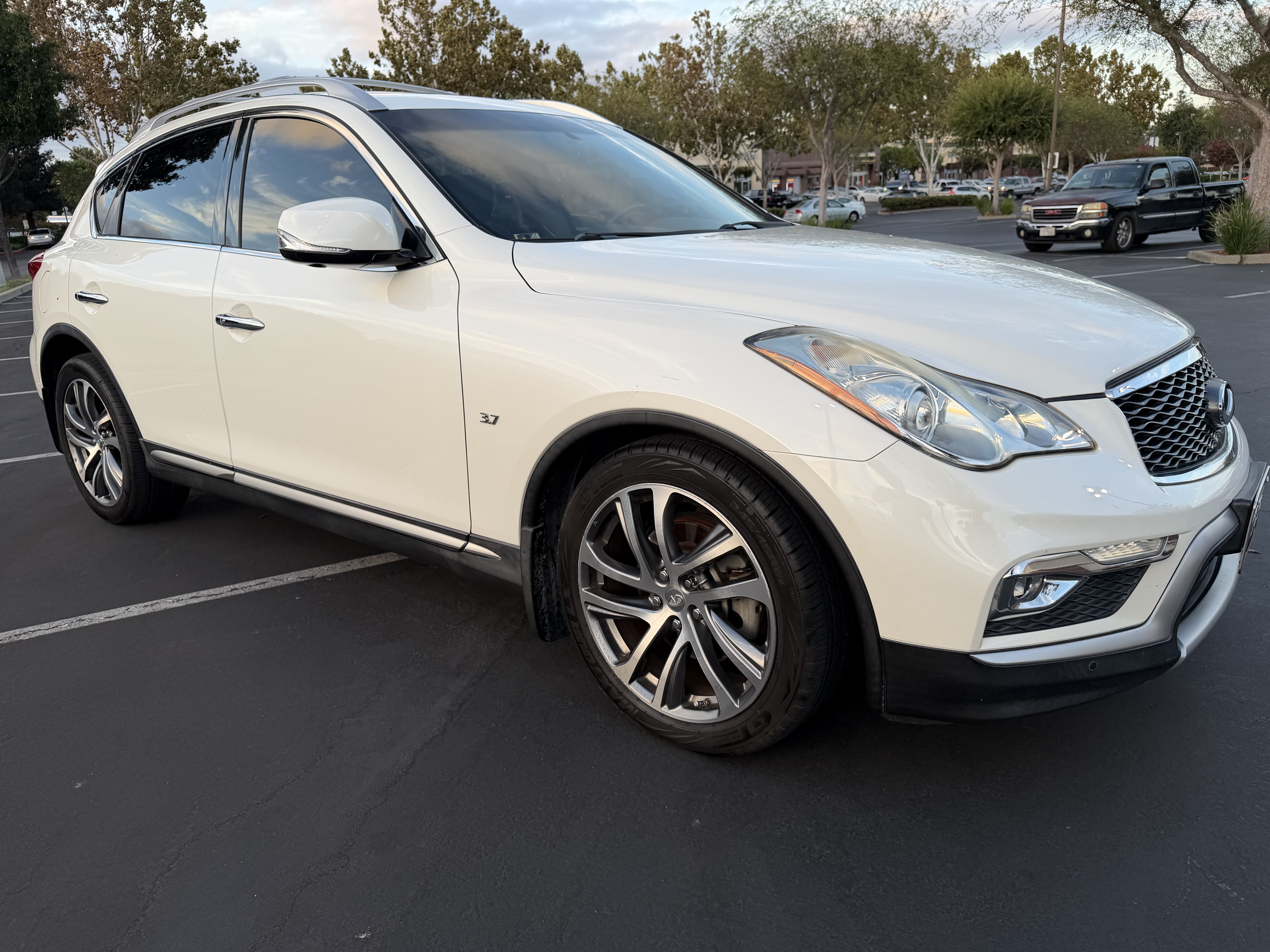 Used 2017 INFINITI QX50 2WD w/ Premium Plus Package image 6