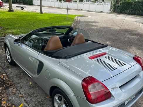 Used 2002 Toyota MR2 image 10