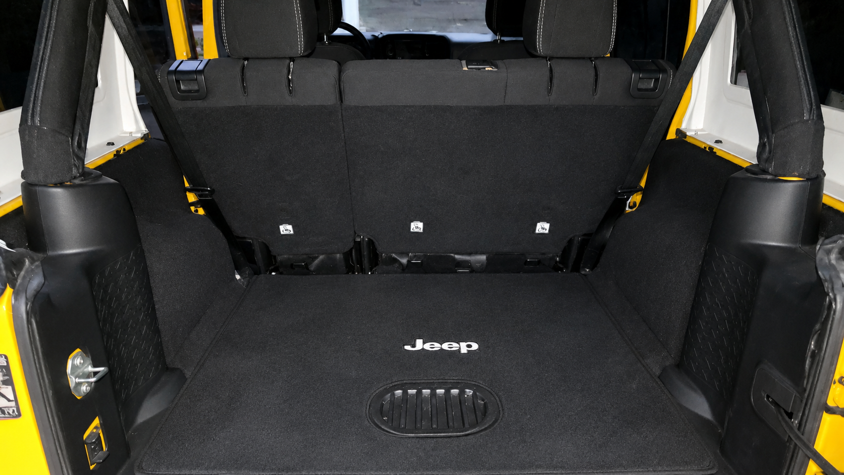 Used 2015 Jeep Wrangler Unlimited Sahara w/ Connectivity Group AWD/4WD image 8