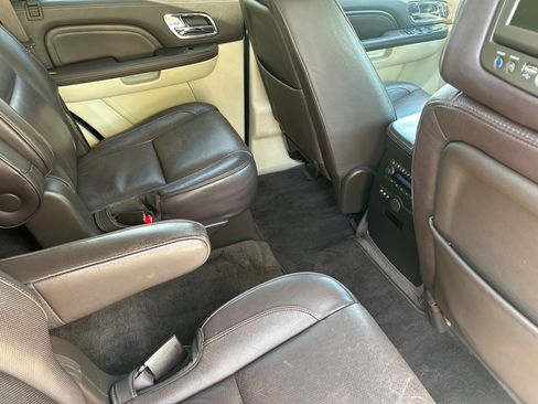 Used 2014 Cadillac Escalade Platinum AWD/4WD image 14