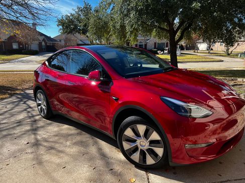 Used 2023 Tesla Model Y Long Range image 2