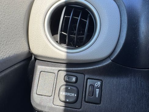 Used 2012 Toyota Yaris LE image 29