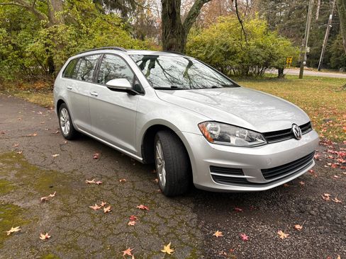 Used 2017 Volkswagen Golf S image 1