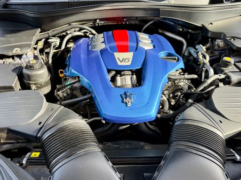 Used 2017 Maserati Levante Sport Utility 4D image 9