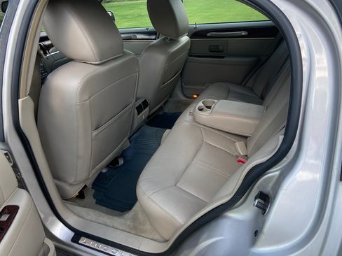 Used 2011 Lincoln Town Car Signature Limited RWD image 10